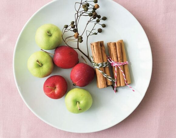 実ものなどを白皿に集めてディスプレー