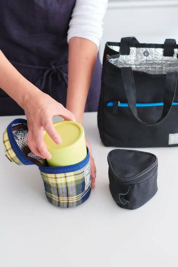 スープジャーをカバーに入れる様子