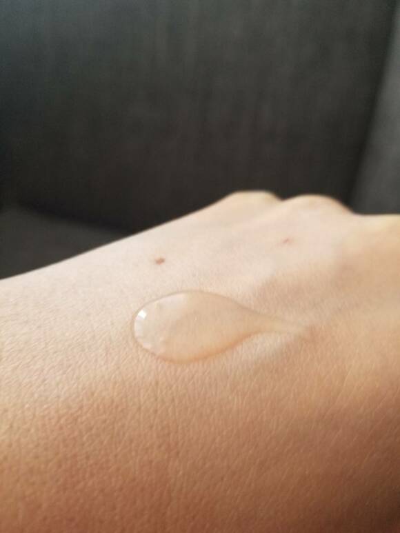 手にゲル状の透明な液体
