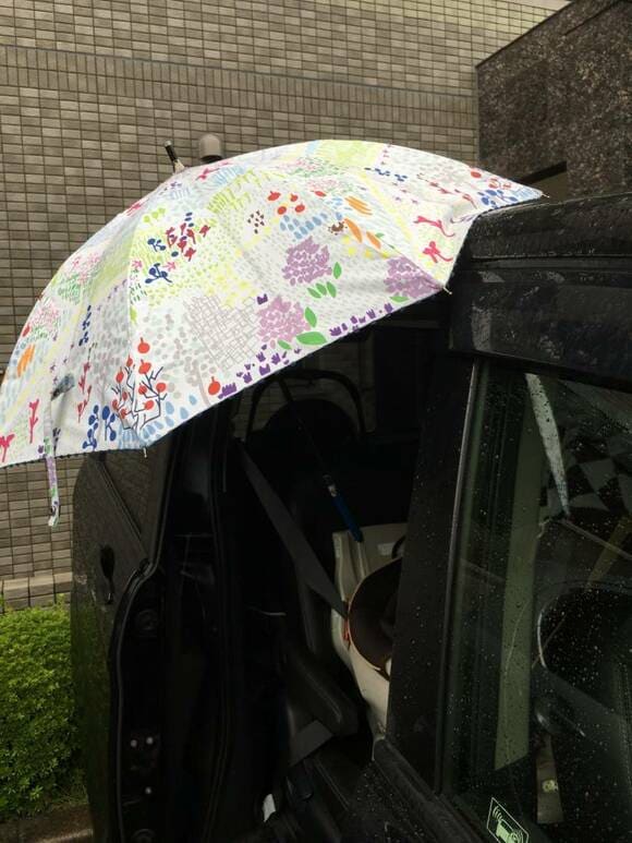 キーホルダーを車のルーフにくっつける