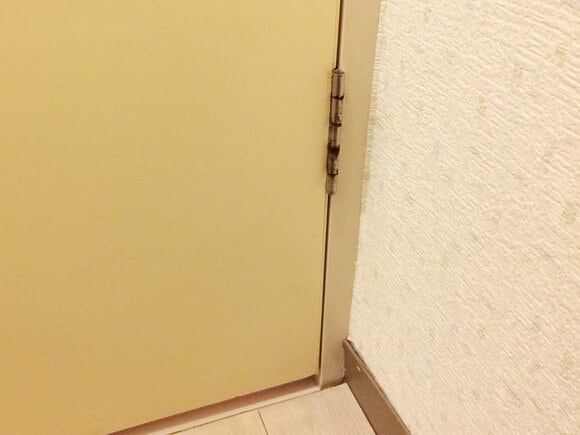 扉と枠がこすれず異音がなくなる