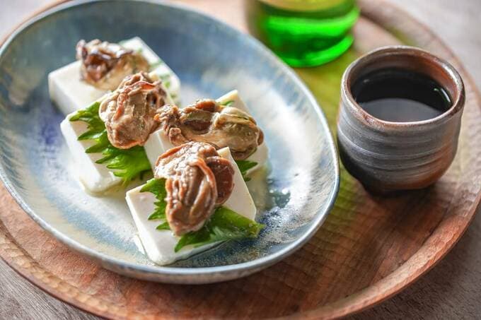 ぷりっぷりのカキを豆腐にのせてカプレーゼ風