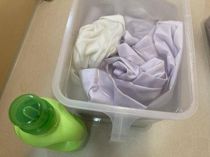 洗剤と容器につけおきしている衣類
