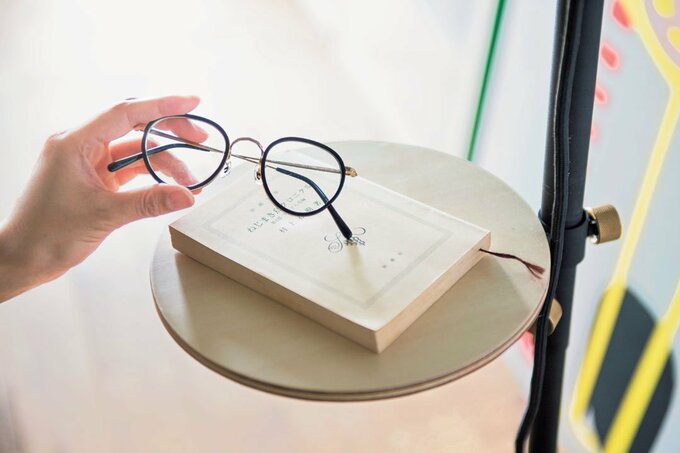 縦型つっぱり棒にミニテーブルを設置した様子