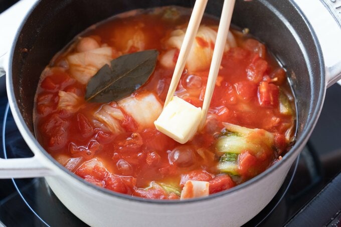 トマトで煮込む