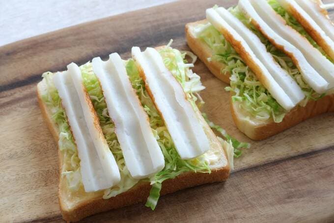 食パンにキャベツとちくわ