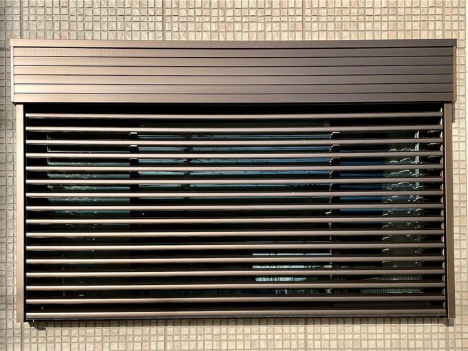 外から見た電動ブラインドシャッター