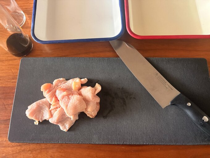 まな板の上で食材を切っている