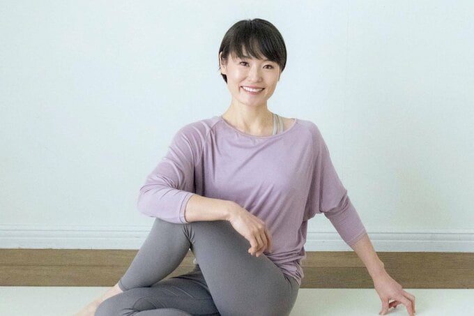 ヨガのポーズをとる女性