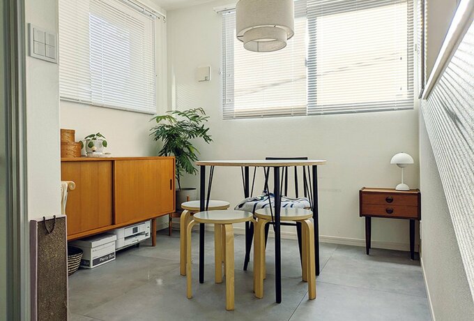 ダイニングの家具はすべて脚つき