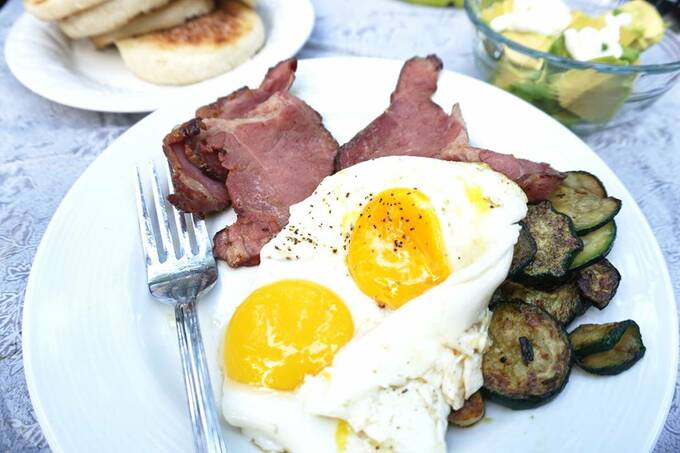 焼いた肉や目玉焼き