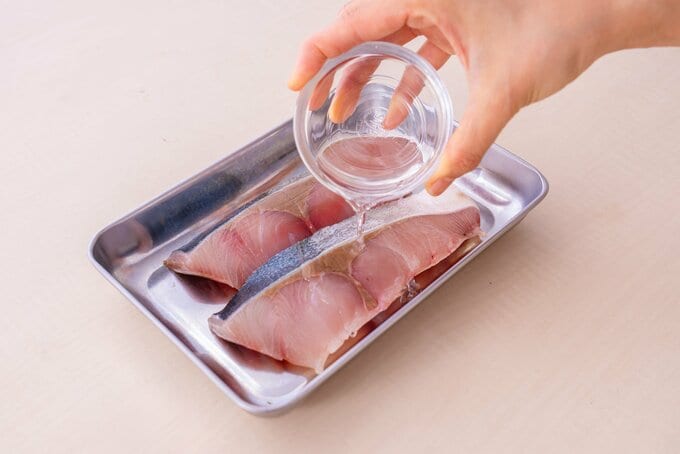 ブリに塩をふる