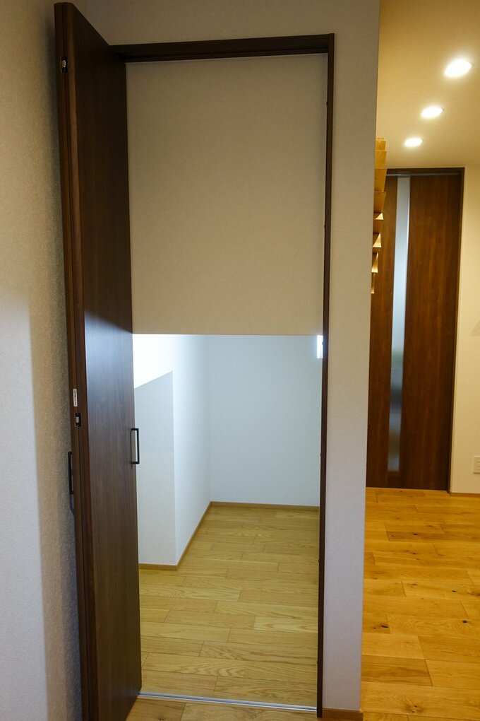 引き渡し直後の、階段下収納の様子