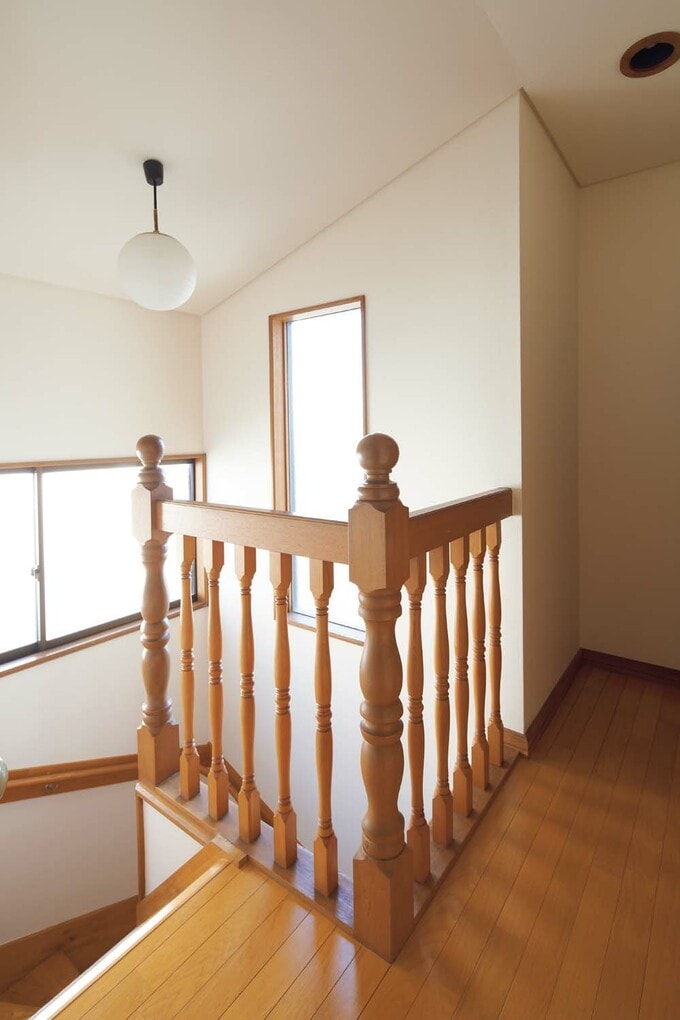 階段の手すりはそのまま利用