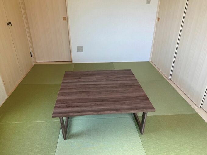 テーブルが置かれた和室
