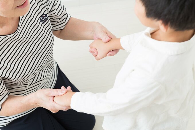 子どもを叱る親