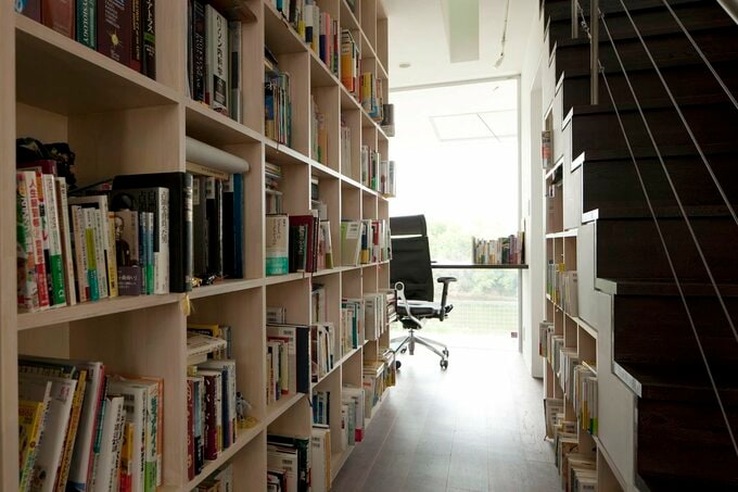 両サイドを本棚の廊下