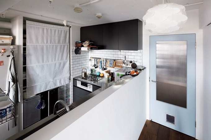 マットブラックの面材がシックなキッチン