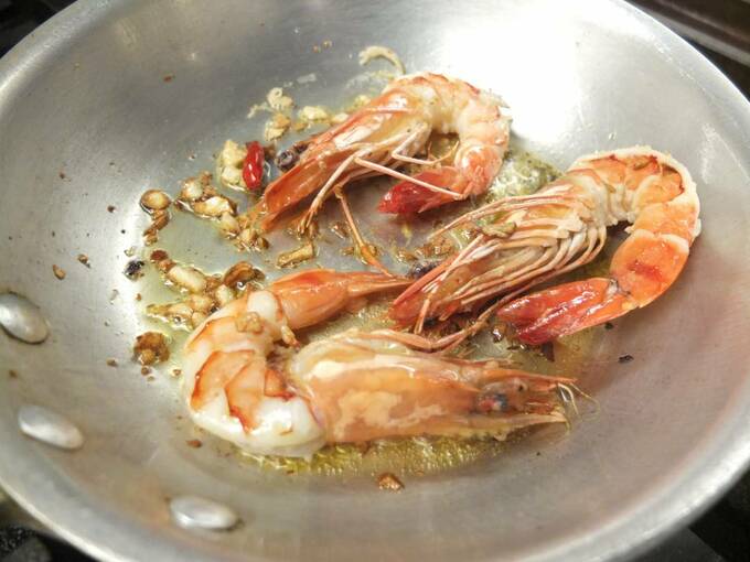 フライパンにエビ