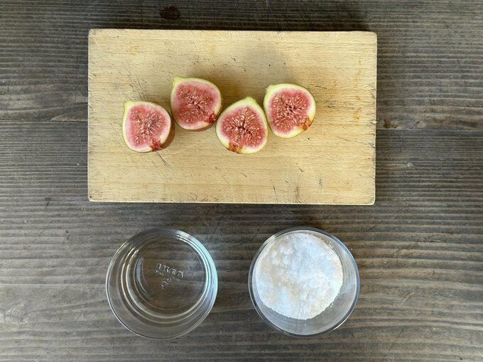 イチジクをカット