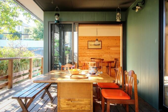 外壁2面を撤去し、屋根つきのデッキテラスに