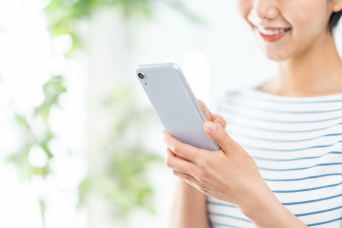 スマホを見る女性