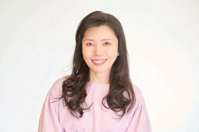 かきあげ前髪の女性