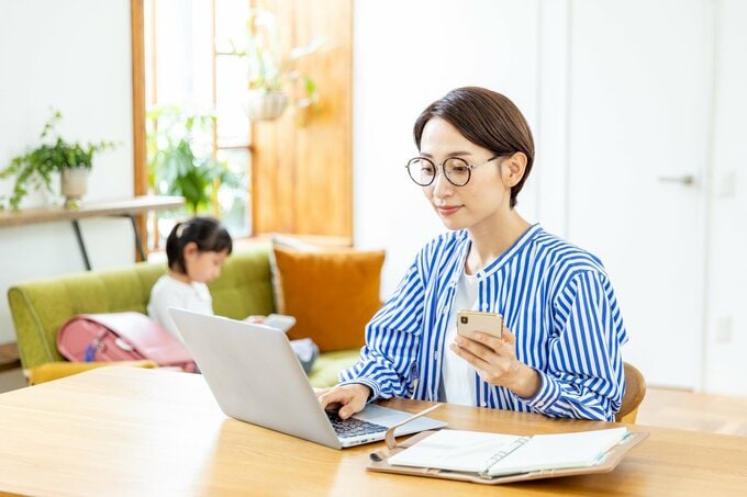 在宅ワーク中の女性と子供