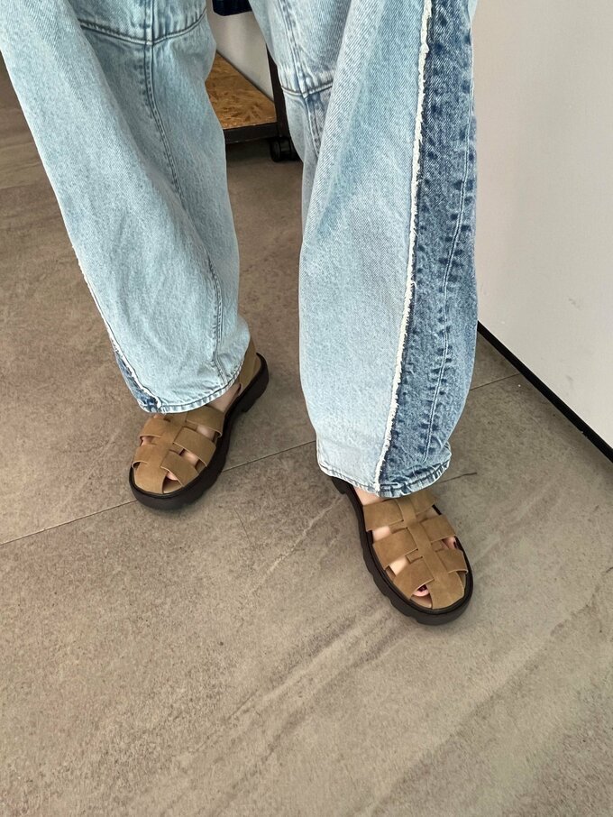 GUグルカサンダル