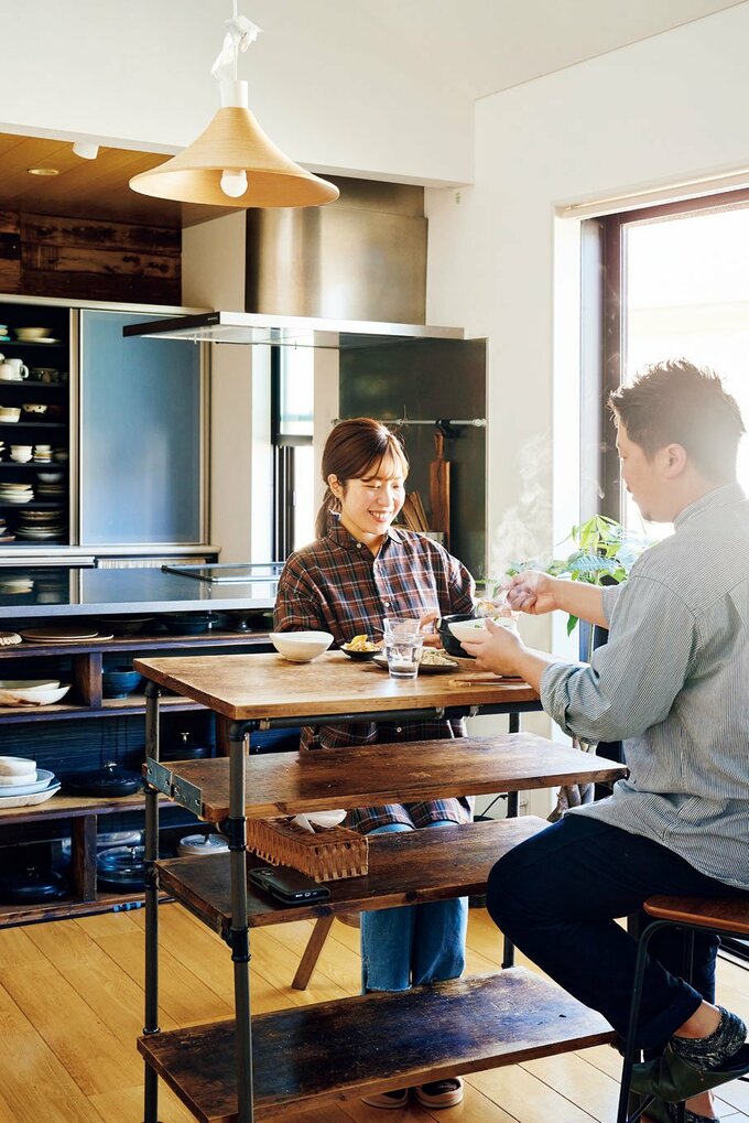 テーブルに夫婦2人