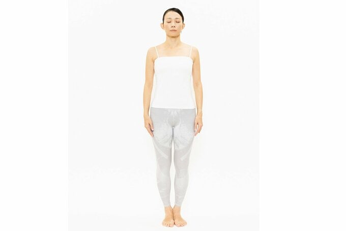 目を閉じて立つ女性