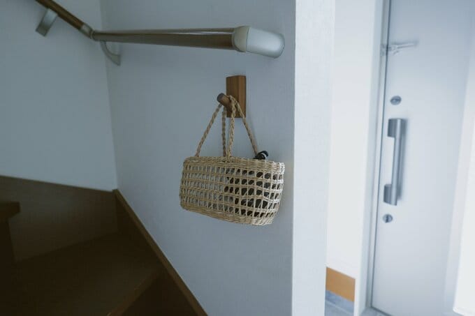 階段に吊るしたカゴ収納