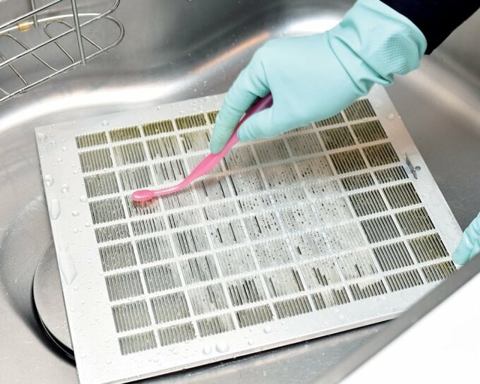 換気扇フードを歯ブラシで洗う