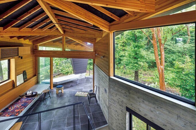 1階リビング上部の吹き抜け越しにテラス方向を見たこところ