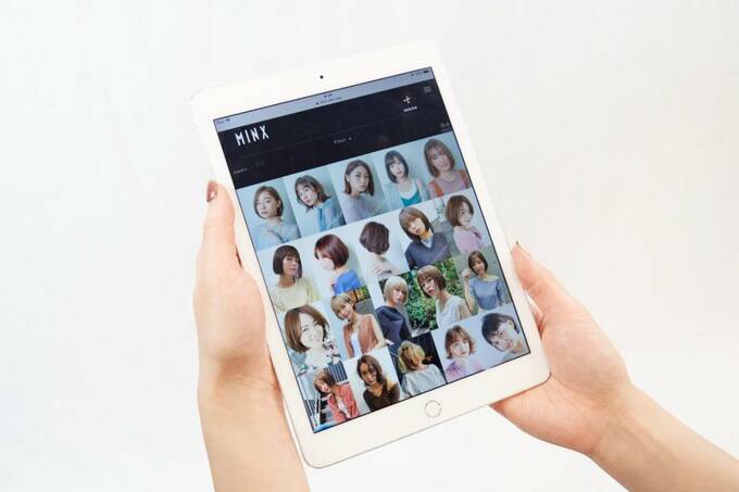 タブレットにたくさんの髪型の女性