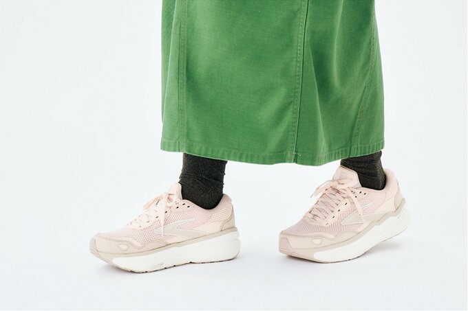 厚底スニーカーと黒のソックスを履いた足元