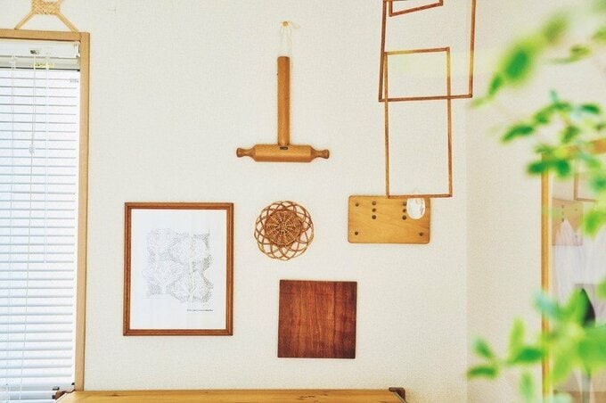 オブジェとして壁に飾られた家具の一部や絵