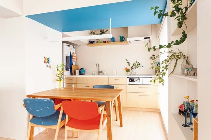 見えない場所に収納を設けたキッチン