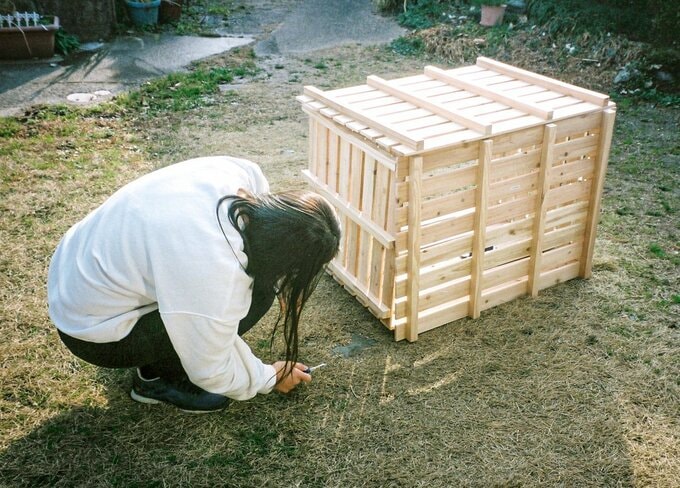 スノコを重ね合わせたものと女性