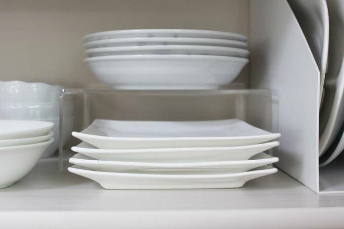 アクリル仕切棚にお皿