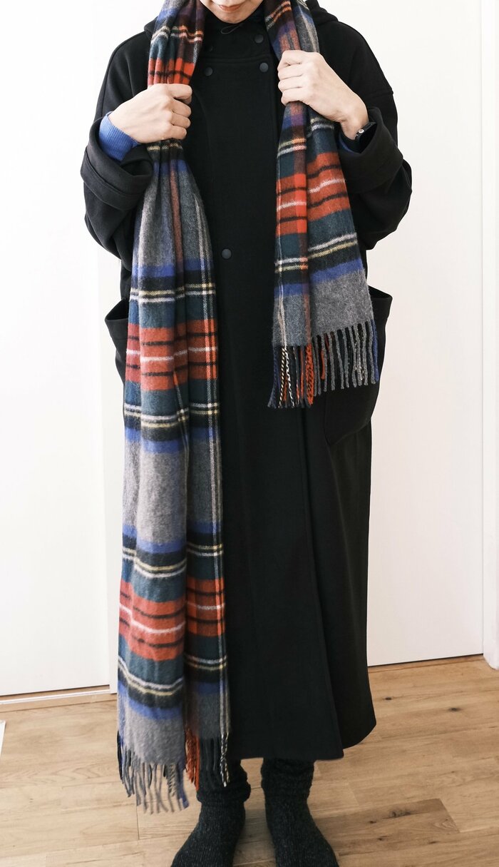 アラフィフ、こなれ感のある「ストール」の使い方。きっちり折らずに