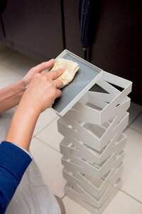 傘立ての水受け皿もきれいにする