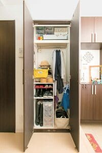 アウターと大人の靴入れにし、帰宅後、靴と上着をしまうように