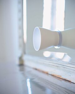 吸盤で壁面にくっつく、見た目もかわいいコップ