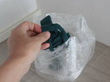 生ゴミのにおい予防やコンロの油汚れに。いらない服を切って使い倒す