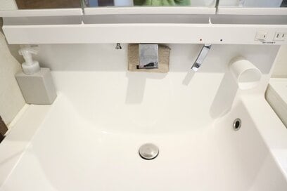 洗面所のキレイを保つ工夫2つ。掃除グッズを「浮かせる」収納でいつでも清潔！