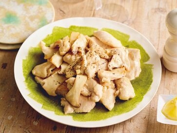 お肉やわらか「鶏胸肉とエリンギの塩ダレ炒め」レシピ。パサつかずしっとり仕上がる秘訣も