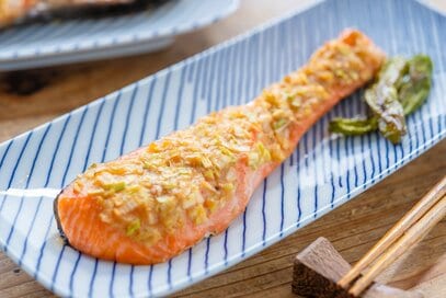 おにぎりの具に激推し！「鮭のネギみそ焼き」のつくり方。混ぜて焼くだけで簡単、ご飯がすすむ