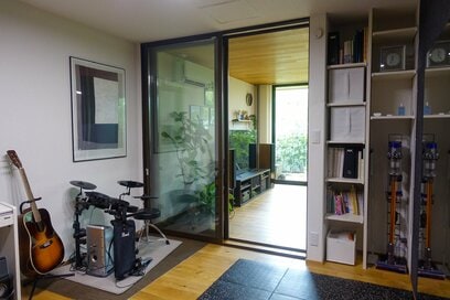 家づくりから1年、リビング隣に趣味室をつくってよかった！収納や仕事に応用も