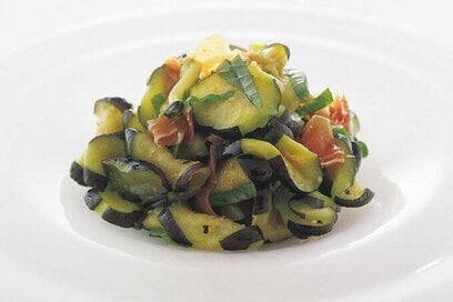 ナスは塩でもむと激うま！お酒もすすむ「塩もみナスのサラダ」／大庭英子さんの絶品レシピ